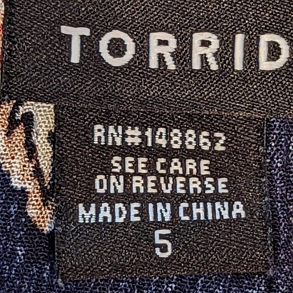 GUC Torrid Navy Crochet Top Tank with floral pattern Size 26 - Picture 2 of 3